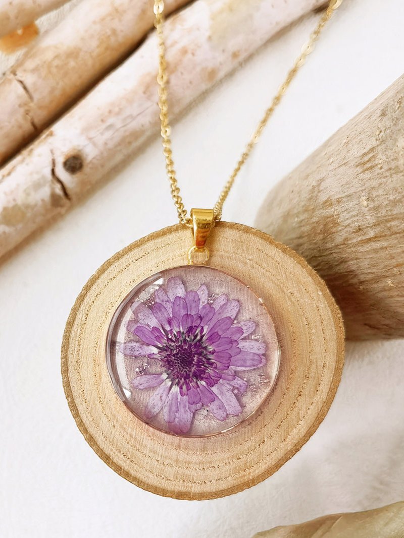 Resin Dried Flower Necklace for Nature Lovers